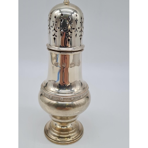 565 - Silver sugar shaker made in Birmingham 1975 141.1gram 17.5cm high.