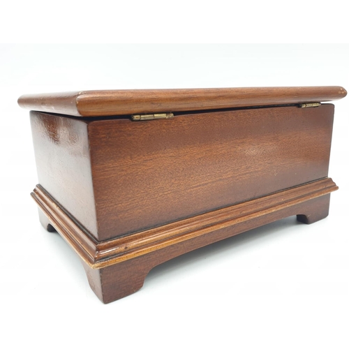 554 - A walnut jewellery/trinket box with handed lid, 17.5 x 12cm approx