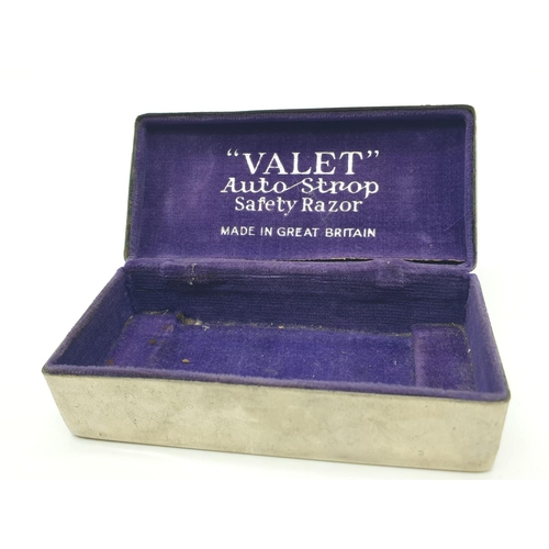 557 - 1920S VELVET LINED RAZOR CASE, 11X5CM