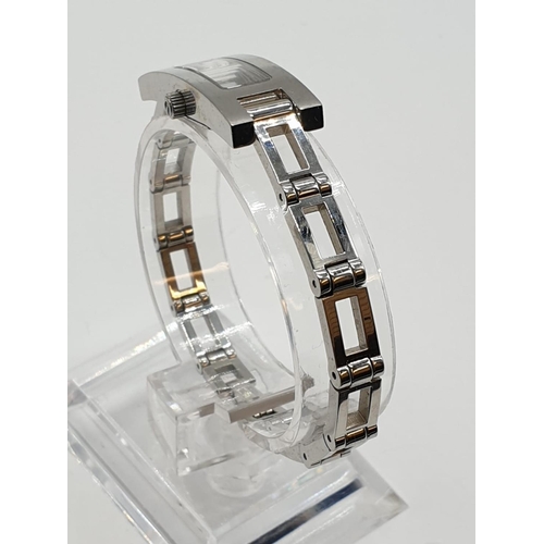 107 - Ladies Gucci stainless steel watch. Face width 1.5cm, height 3.5cm.