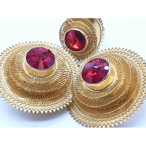 192 - 21ct yellow gold jewellery set with red stones to include a large pair of earrings (4cm diameter app... 