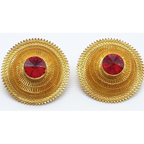 192 - 21ct yellow gold jewellery set with red stones to include a large pair of earrings (4cm diameter app... 