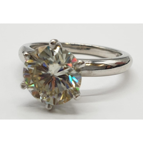 123 - 3.5ct White Moissanite diamond ring. Weight 5.44g, Size S.