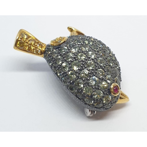 115 - 18ct Stone set bird brooch. Tail set with yellow diamonds. Weight 8.6g, Width 3.3cm.