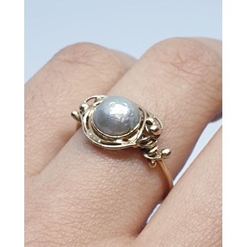 176 - 9ct Yellow gold cultured pearl set ring. Weight 2g, Size L.