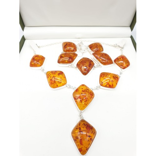 70 - An Art Deco amber style necklace and bracelet set in a presentation box. Necklace length: 52cm. brac... 