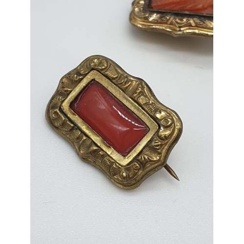 591 - 5x yellow metal and coral Victorian brooches weight 9.1g approx (5)