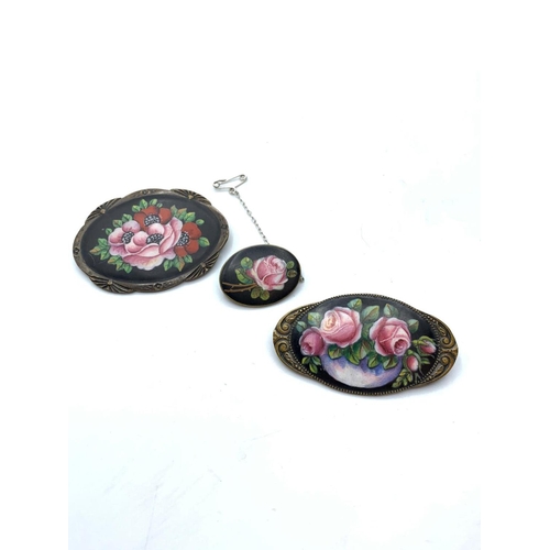 600 - 3x Victorian enamel brooches , 48g