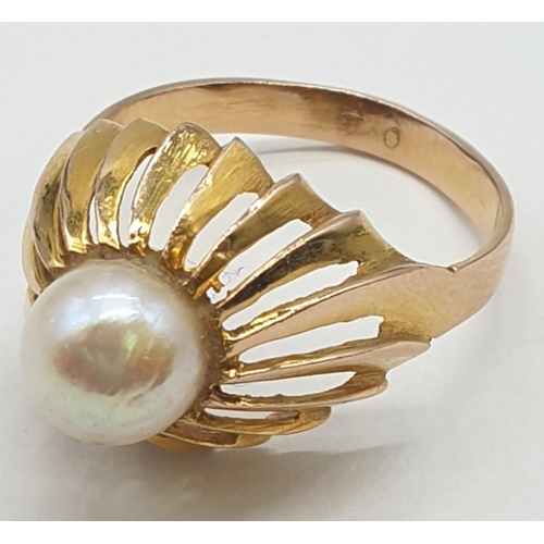 221 - 18ct yellow gold ring with centre pearl, weight 3.6g and size O