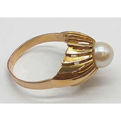 221 - 18ct yellow gold ring with centre pearl, weight 3.6g and size O