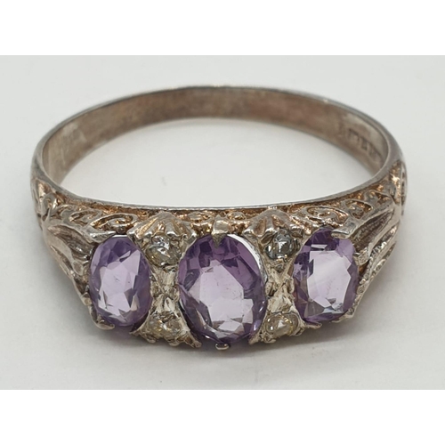 344 - Silver ring with trilogy of amethyst stones, 3.5g and size Z