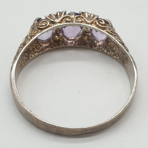 344 - Silver ring with trilogy of amethyst stones, 3.5g and size Z