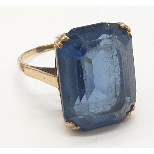 346 - 9ct yellow gold dress ring with large blue stone, 6.8g and size Q