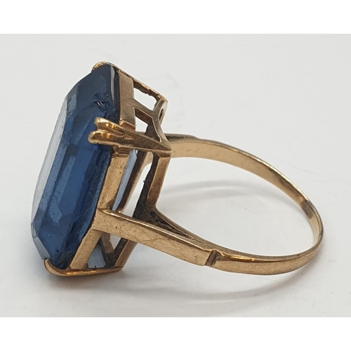 346 - 9ct yellow gold dress ring with large blue stone, 6.8g and size Q