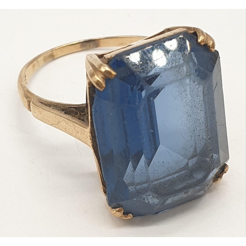 346 - 9ct yellow gold dress ring with large blue stone, 6.8g and size Q