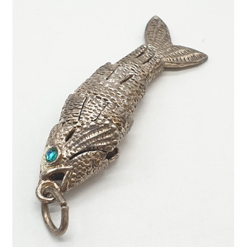 352 - Silver articulated fish pendant, 3.5cm long and weight 5.3g