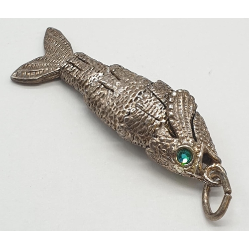 352 - Silver articulated fish pendant, 3.5cm long and weight 5.3g