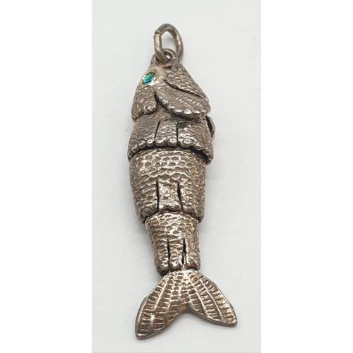 352 - Silver articulated fish pendant, 3.5cm long and weight 5.3g