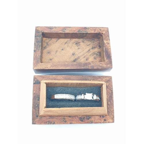 119 - A pair of rings with cubic zirconia, presented in a beautiful wooden box. 
Ring size: N