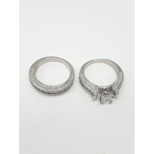 119 - A pair of rings with cubic zirconia, presented in a beautiful wooden box. 
Ring size: N