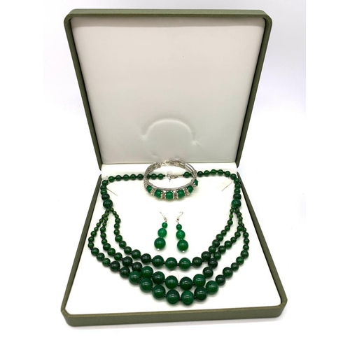 140 - An attractive, green jade necklace, bracelet and earrings in a presentation box. Necklace length: 51... 