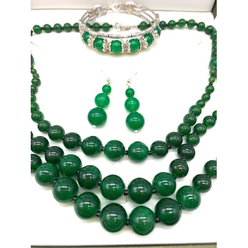 140 - An attractive, green jade necklace, bracelet and earrings in a presentation box. Necklace length: 51... 