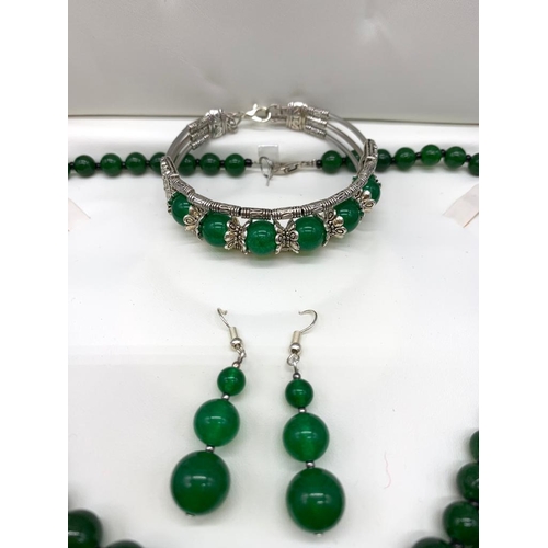 140 - An attractive, green jade necklace, bracelet and earrings in a presentation box. Necklace length: 51... 