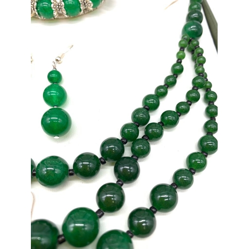 140 - An attractive, green jade necklace, bracelet and earrings in a presentation box. Necklace length: 51... 