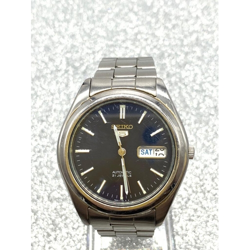 370 - Seiko 5 automatic men's wristwatch, stainless steel strap and case, navy blue face.