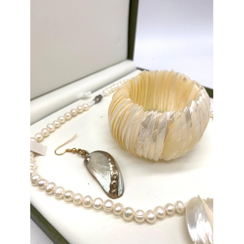 42 - A beautiful white pearl and mother of pearl necklace and bracelet set with a pair of Haliotis with g... 