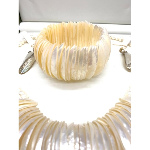 42 - A beautiful white pearl and mother of pearl necklace and bracelet set with a pair of Haliotis with g... 