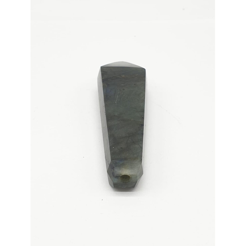 43 - A labradorite (Variety blue flash), smoking (opium?) pipe. Pipe length: 11cm, weight: 74 g. In excel... 