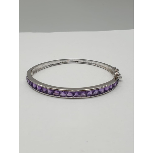 372 - A 925 Silver Amethyst Gemstone bracelet. Gemstones arranged in baguette form.