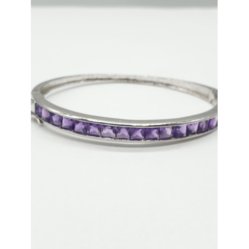 372 - A 925 Silver Amethyst Gemstone bracelet. Gemstones arranged in baguette form.