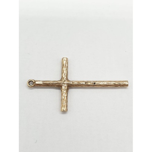 254 - 9ct gold branch cross. Length 3.5cm. Weight 2.18g