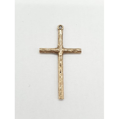 254 - 9ct gold branch cross. Length 3.5cm. Weight 2.18g