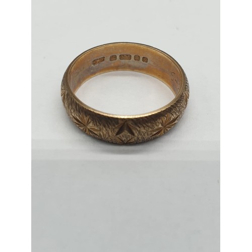 310 - Vintage 9ct gold band with delicate etching. Size M. Weight 4g