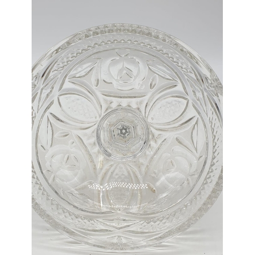 132 - Large heavy glass candy/bon bon jar with lid. 25 x 18cm.