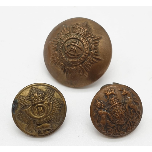 412 - Selection of military brass to include buttons, shoulder pips, crossed flag, signal lens badge, etc.