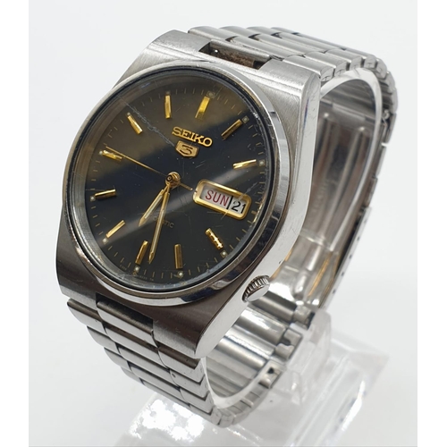 427 - Vintage Seiko 5 gents automatic day date wristwatch. Steel black face model. Scratch to glass. Full ... 