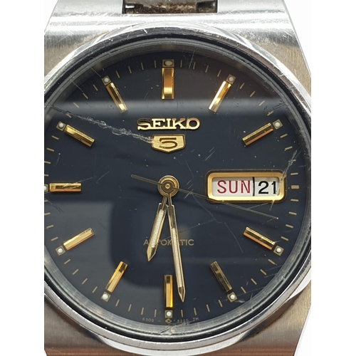 427 - Vintage Seiko 5 gents automatic day date wristwatch. Steel black face model. Scratch to glass. Full ... 