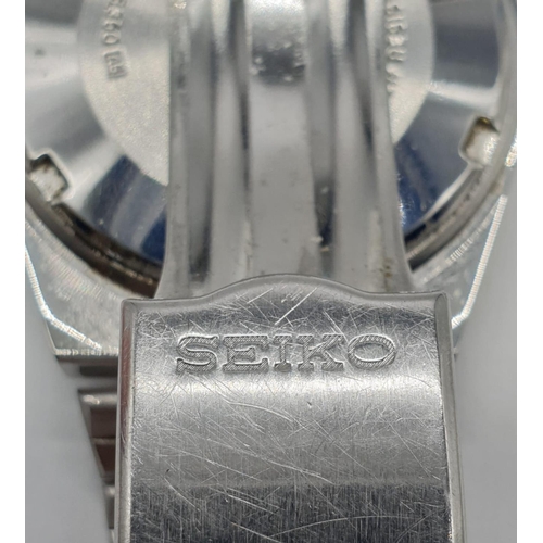 427 - Vintage Seiko 5 gents automatic day date wristwatch. Steel black face model. Scratch to glass. Full ... 