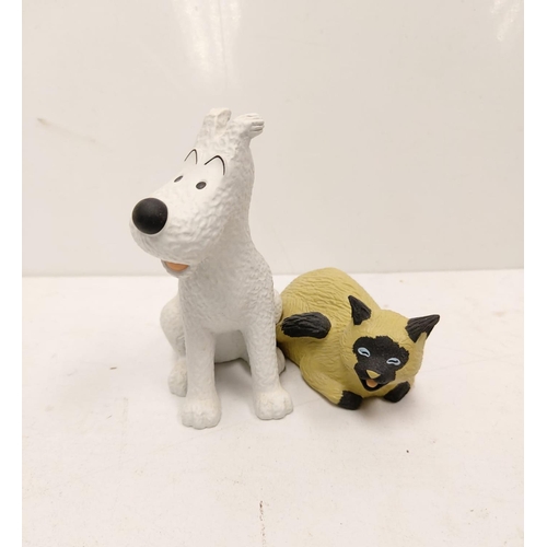 585 - A Tin Tin Herge Moulinsart model of Snowy and Cat - with certificate of authenticity. 9cm high. Good... 