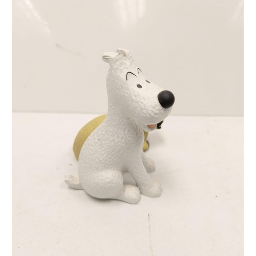 585 - A Tin Tin Herge Moulinsart model of Snowy and Cat - with certificate of authenticity. 9cm high. Good... 