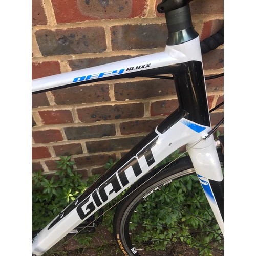 671 - Giant Defy Alluxx mountain bike. M/L frame. Used condition.