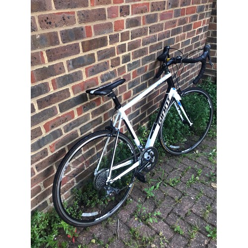 671 - Giant Defy Alluxx mountain bike. M/L frame. Used condition.