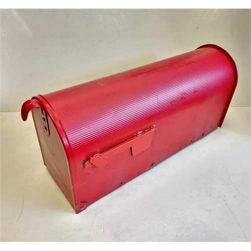 383 - A classic U.S mailbox in cherry red with adjustable flag keeper - made by Deko-Siems. W17cm x L48cm ... 