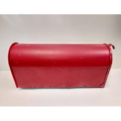 383 - A classic U.S mailbox in cherry red with adjustable flag keeper - made by Deko-Siems. W17cm x L48cm ... 