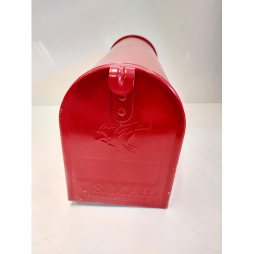 383 - A classic U.S mailbox in cherry red with adjustable flag keeper - made by Deko-Siems. W17cm x L48cm ... 