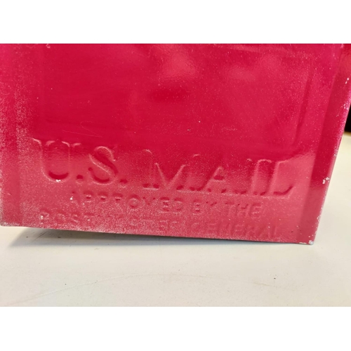 383 - A classic U.S mailbox in cherry red with adjustable flag keeper - made by Deko-Siems. W17cm x L48cm ... 